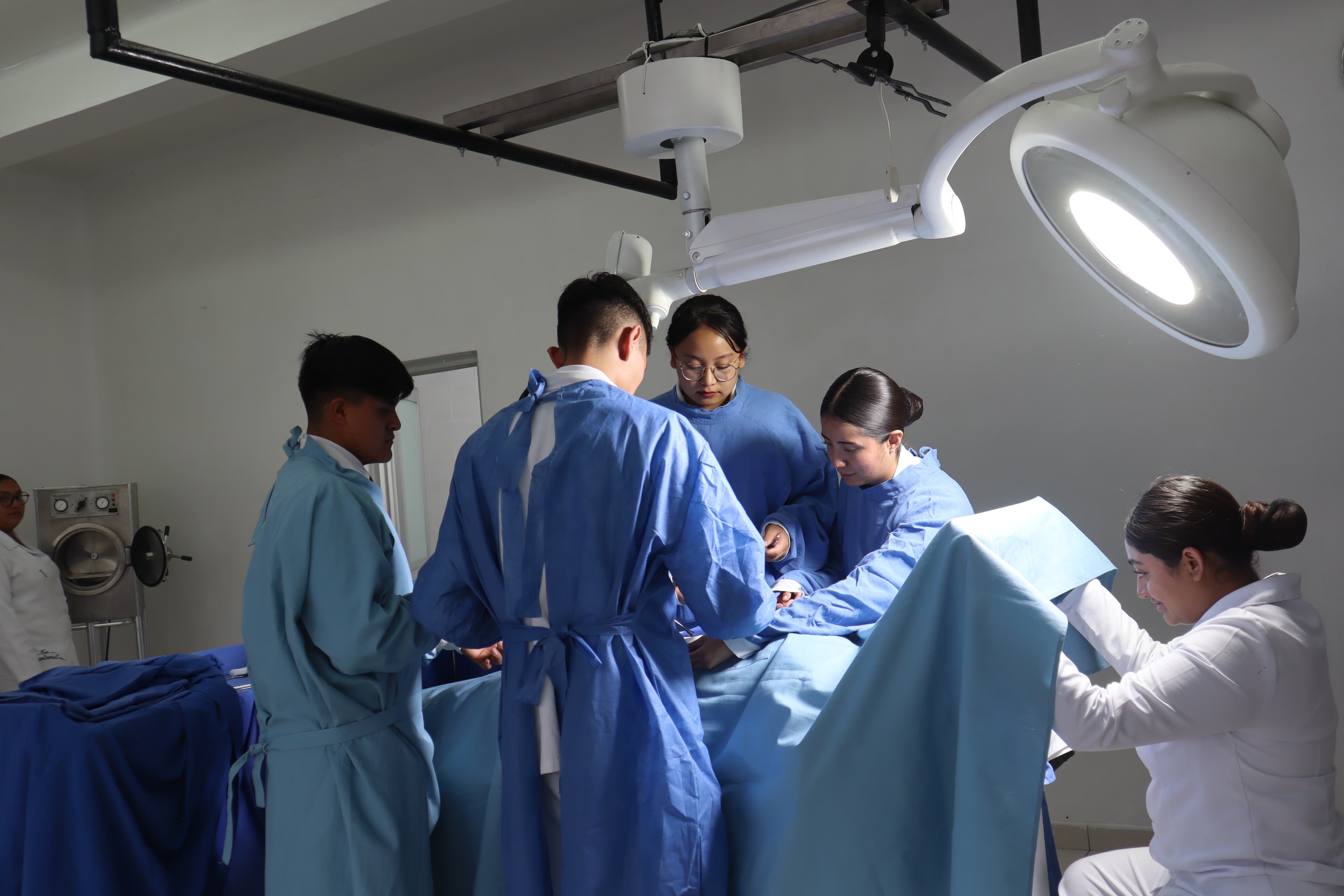 Estudiantes durante una práctica de cirugía