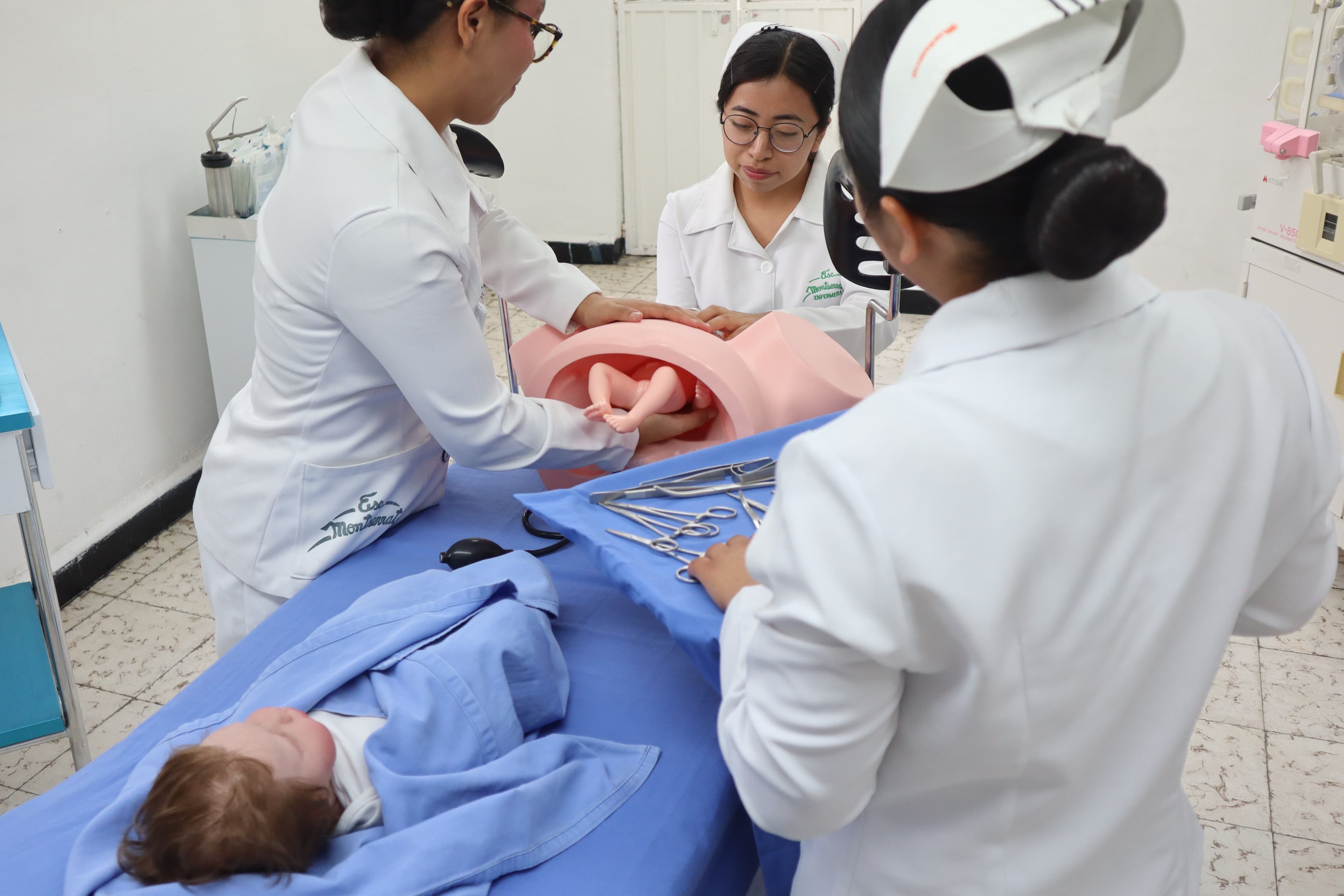 Alumnas realizando una práctica de ginecología