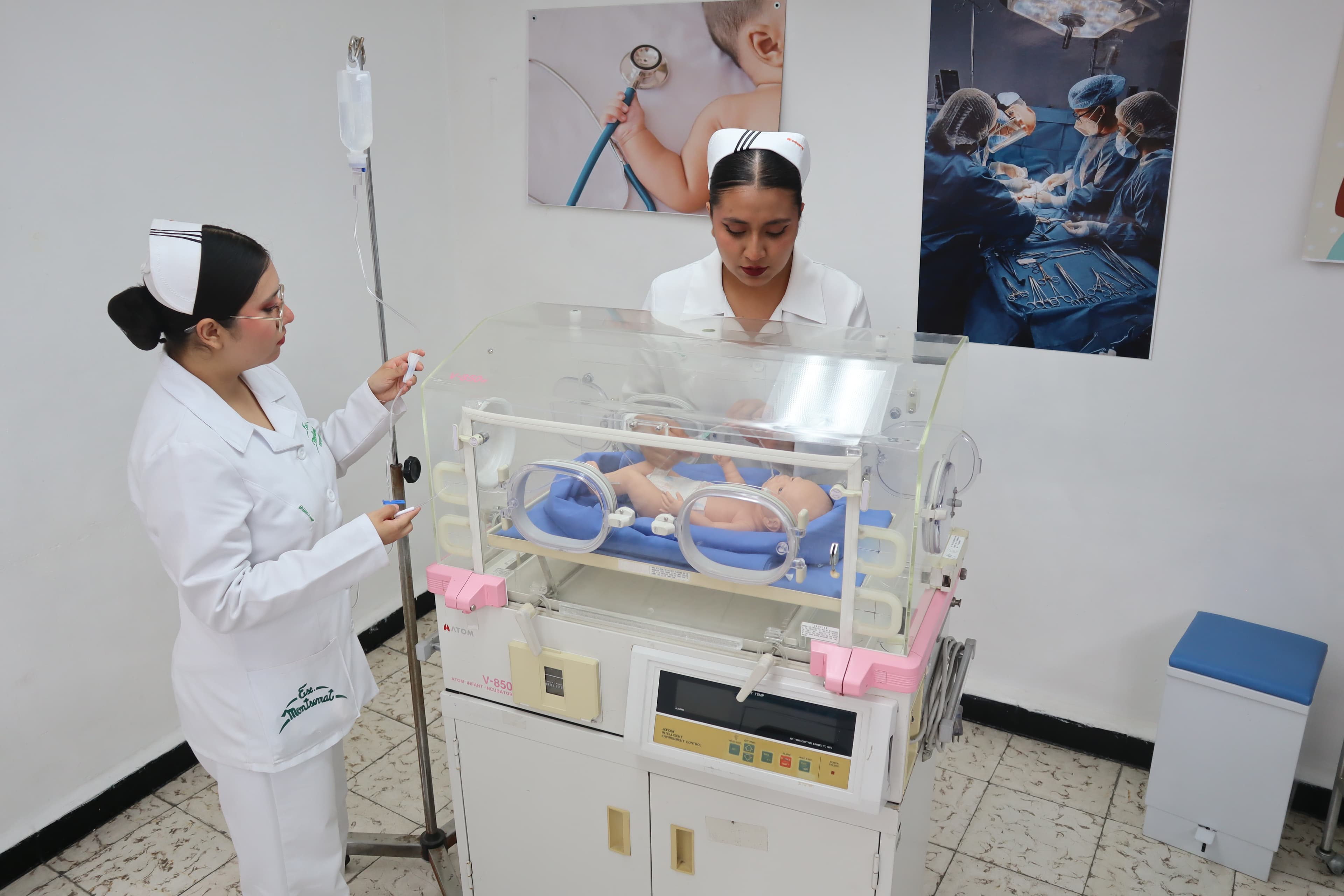 Práctica de cuidados neonatales en incubadora